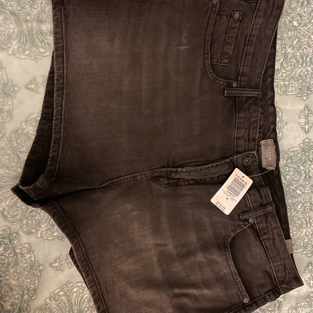 NWT TORRID HIGH RISE A-LINE SHORTIE SHORT - VINTAGE STRETCH WASHED BLACK SIZE 20 - Picture 3 of 3
